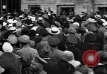 Standbild Arbeitnehmer treffen London England Vereinigtes Königreich, 1922, aus Sekunde 3 historischem Filmmaterial Videoclip 65675068682