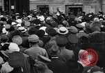 Standbild Arbeitnehmer treffen London England Vereinigtes Königreich, 1922, aus Sekunde 4 historischem Filmmaterial Videoclip 65675068682