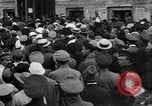 Standbild Arbeitnehmer treffen London England Vereinigtes Königreich, 1922, aus Sekunde 5 historischem Filmmaterial Videoclip 65675068682