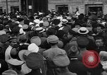 Standbild Arbeitnehmer treffen London England Vereinigtes Königreich, 1922, aus Sekunde 6 historischem Filmmaterial Videoclip 65675068682