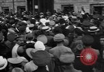 Standbild Arbeitnehmer treffen London England Vereinigtes Königreich, 1922, aus Sekunde 7 historischem Filmmaterial Videoclip 65675068682