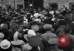 Standbild Arbeitnehmer treffen London England Vereinigtes Königreich, 1922, aus Sekunde 8 historischem Filmmaterial Videoclip 65675068682