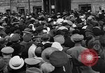 Standbild Arbeitnehmer treffen London England Vereinigtes Königreich, 1922, aus Sekunde 9 historischem Filmmaterial Videoclip 65675068682