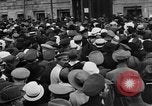 Standbild Arbeitnehmer treffen London England Vereinigtes Königreich, 1922, aus Sekunde 10 historischem Filmmaterial Videoclip 65675068682
