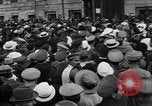 Standbild Arbeitnehmer treffen London England Vereinigtes Königreich, 1922, aus Sekunde 11 historischem Filmmaterial Videoclip 65675068682