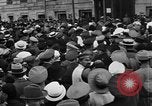 Standbild Arbeitnehmer treffen London England Vereinigtes Königreich, 1922, aus Sekunde 12 historischem Filmmaterial Videoclip 65675068682