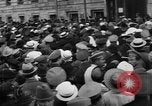 Standbild Arbeitnehmer treffen London England Vereinigtes Königreich, 1922, aus Sekunde 13 historischem Filmmaterial Videoclip 65675068682