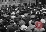 Standbild Arbeitnehmer treffen London England Vereinigtes Königreich, 1922, aus Sekunde 14 historischem Filmmaterial Videoclip 65675068682