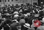 Standbild Arbeitnehmer treffen London England Vereinigtes Königreich, 1922, aus Sekunde 15 historischem Filmmaterial Videoclip 65675068682
