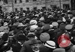 Standbild Arbeitnehmer treffen London England Vereinigtes Königreich, 1922, aus Sekunde 16 historischem Filmmaterial Videoclip 65675068682