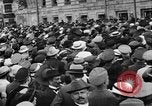 Standbild Arbeitnehmer treffen London England Vereinigtes Königreich, 1922, aus Sekunde 17 historischem Filmmaterial Videoclip 65675068682