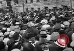Standbild Arbeitnehmer treffen London England Vereinigtes Königreich, 1922, aus Sekunde 18 historischem Filmmaterial Videoclip 65675068682