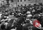 Standbild Arbeitnehmer treffen London England Vereinigtes Königreich, 1922, aus Sekunde 19 historischem Filmmaterial Videoclip 65675068682
