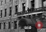 Standbild Arbeitnehmer treffen London England Vereinigtes Königreich, 1922, aus Sekunde 21 historischem Filmmaterial Videoclip 65675068682