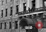 Standbild Arbeitnehmer treffen London England Vereinigtes Königreich, 1922, aus Sekunde 23 historischem Filmmaterial Videoclip 65675068682