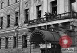 Standbild Arbeitnehmer treffen London England Vereinigtes Königreich, 1922, aus Sekunde 24 historischem Filmmaterial Videoclip 65675068682