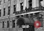 Standbild Arbeitnehmer treffen London England Vereinigtes Königreich, 1922, aus Sekunde 25 historischem Filmmaterial Videoclip 65675068682