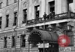 Standbild Arbeitnehmer treffen London England Vereinigtes Königreich, 1922, aus Sekunde 26 historischem Filmmaterial Videoclip 65675068682