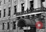 Standbild Arbeitnehmer treffen London England Vereinigtes Königreich, 1922, aus Sekunde 29 historischem Filmmaterial Videoclip 65675068682