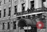Standbild Arbeitnehmer treffen London England Vereinigtes Königreich, 1922, aus Sekunde 32 historischem Filmmaterial Videoclip 65675068682