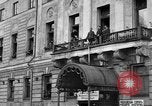 Standbild Arbeitnehmer treffen London England Vereinigtes Königreich, 1922, aus Sekunde 34 historischem Filmmaterial Videoclip 65675068682