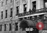 Standbild Arbeitnehmer treffen London England Vereinigtes Königreich, 1922, aus Sekunde 36 historischem Filmmaterial Videoclip 65675068682
