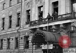 Standbild Arbeitnehmer treffen London England Vereinigtes Königreich, 1922, aus Sekunde 37 historischem Filmmaterial Videoclip 65675068682