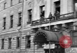 Standbild Arbeitnehmer treffen London England Vereinigtes Königreich, 1922, aus Sekunde 38 historischem Filmmaterial Videoclip 65675068682