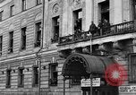 Standbild Arbeitnehmer treffen London England Vereinigtes Königreich, 1922, aus Sekunde 39 historischem Filmmaterial Videoclip 65675068682
