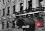 Standbild Arbeitnehmer treffen London England Vereinigtes Königreich, 1922, aus Sekunde 40 historischem Filmmaterial Videoclip 65675068682