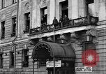 Standbild Arbeitnehmer treffen London England Vereinigtes Königreich, 1922, aus Sekunde 43 historischem Filmmaterial Videoclip 65675068682