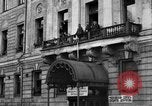 Standbild Arbeitnehmer treffen London England Vereinigtes Königreich, 1922, aus Sekunde 44 historischem Filmmaterial Videoclip 65675068682