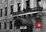 Standbild Arbeitnehmer treffen London England Vereinigtes Königreich, 1922, aus Sekunde 45 historischem Filmmaterial Videoclip 65675068682