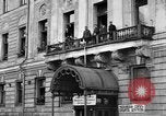 Standbild Arbeitnehmer treffen London England Vereinigtes Königreich, 1922, aus Sekunde 50 historischem Filmmaterial Videoclip 65675068682
