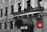 Standbild Arbeitnehmer treffen London England Vereinigtes Königreich, 1922, aus Sekunde 53 historischem Filmmaterial Videoclip 65675068682