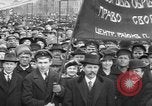 Standbild Arbeitnehmer treffen London England Vereinigtes Königreich, 1922, aus Sekunde 55 historischem Filmmaterial Videoclip 65675068682