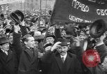 Standbild Arbeitnehmer treffen London England Vereinigtes Königreich, 1922, aus Sekunde 58 historischem Filmmaterial Videoclip 65675068682