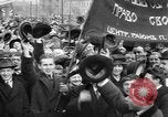 Standbild Arbeitnehmer treffen London England Vereinigtes Königreich, 1922, aus Sekunde 60 historischem Filmmaterial Videoclip 65675068682