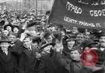 Standbild Arbeitnehmer treffen London England Vereinigtes Königreich, 1922, aus Sekunde 61 historischem Filmmaterial Videoclip 65675068682