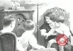 Immagine di Famiglia ascoltando la radio Chicago Illinois USA, 1935, secondo 1 filmato di repertorio 65675068708