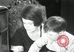 Immagine di Famiglia ascoltando la radio Chicago Illinois USA, 1935, secondo 3 filmato di repertorio 65675068708