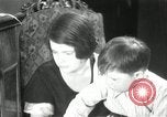 Immagine di Famiglia ascoltando la radio Chicago Illinois USA, 1935, secondo 4 filmato di repertorio 65675068708