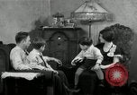 Immagine di Famiglia ascoltando la radio Chicago Illinois USA, 1935, secondo 7 filmato di repertorio 65675068708