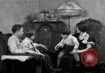 Immagine di Famiglia ascoltando la radio Chicago Illinois USA, 1935, secondo 8 filmato di repertorio 65675068708