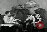 Immagine di Famiglia ascoltando la radio Chicago Illinois USA, 1935, secondo 10 filmato di repertorio 65675068708