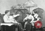 Immagine di Famiglia ascoltando la radio Chicago Illinois USA, 1935, secondo 13 filmato di repertorio 65675068708