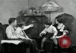 Immagine di Famiglia ascoltando la radio Chicago Illinois USA, 1935, secondo 14 filmato di repertorio 65675068708