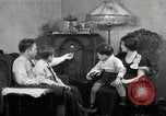 Immagine di Famiglia ascoltando la radio Chicago Illinois USA, 1935, secondo 15 filmato di repertorio 65675068708