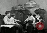 Immagine di Famiglia ascoltando la radio Chicago Illinois USA, 1935, secondo 16 filmato di repertorio 65675068708