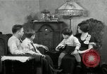 Immagine di Famiglia ascoltando la radio Chicago Illinois USA, 1935, secondo 17 filmato di repertorio 65675068708